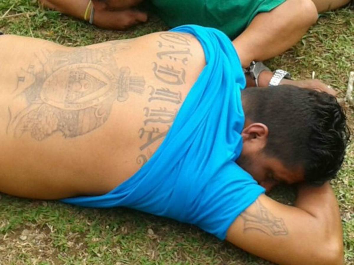 Los sospechosos fueron revisados y las autoridades decomisaron las armas que transportaban.