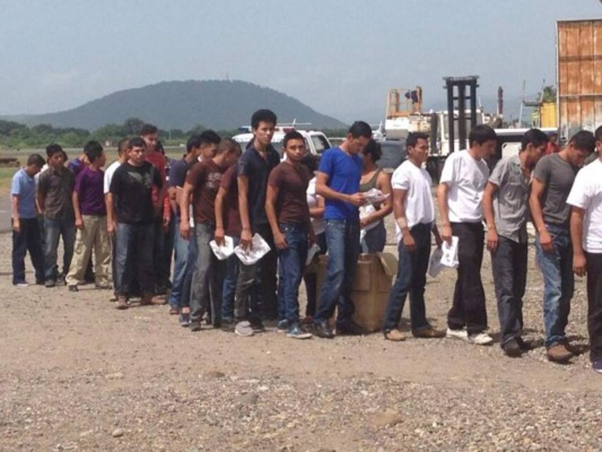 Honduras: Primera dama recibe 132 deportados