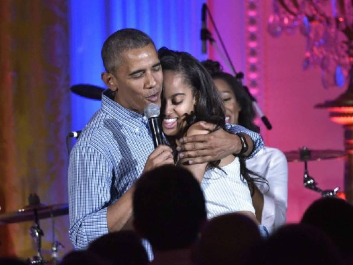 Barack Obama canta el 'Happy Birthday” a su hija Malia