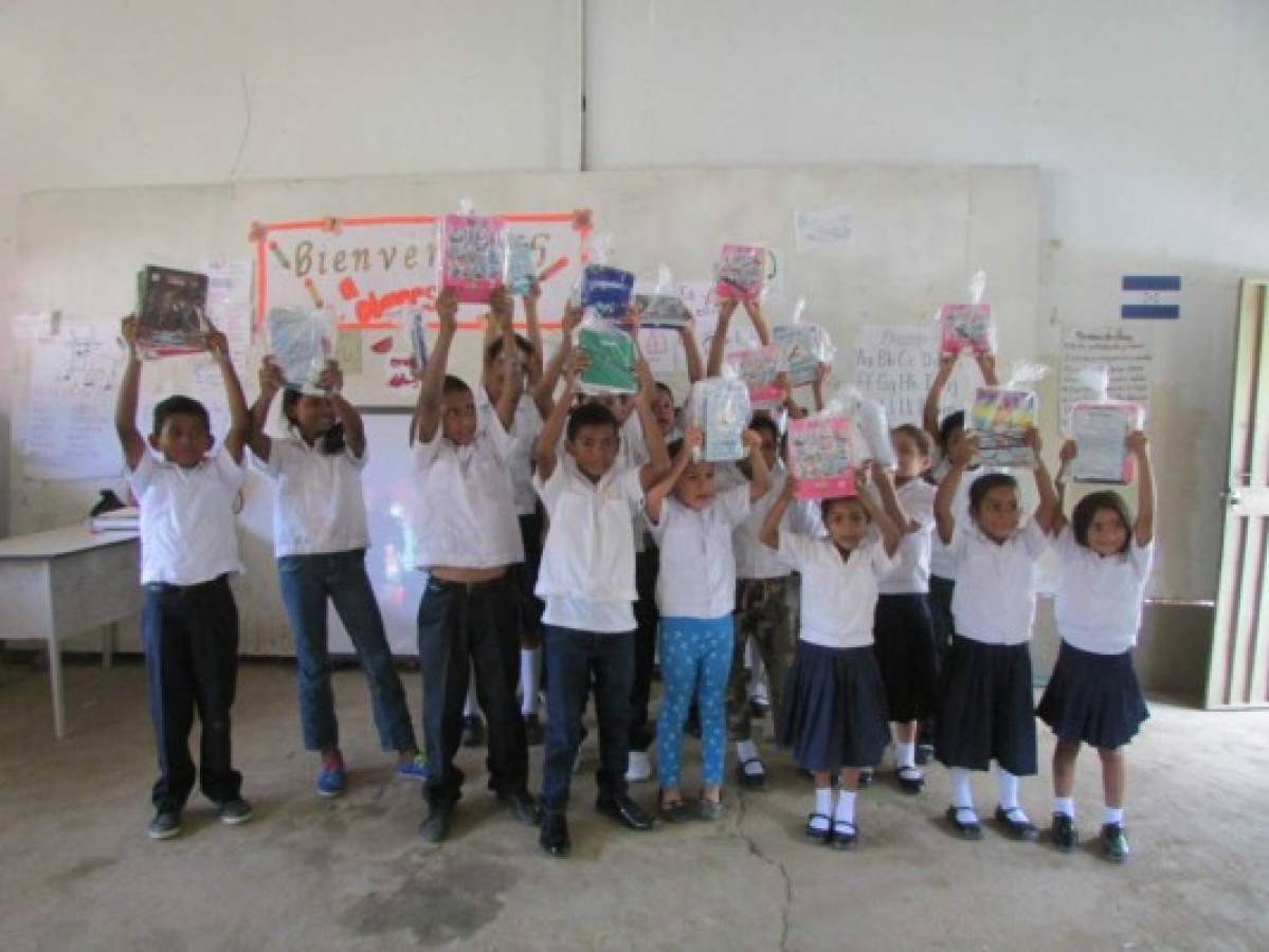Alumnos de dos escuelas de Danlí, El Paraiso reciben sus útiles