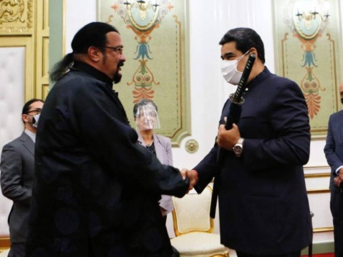 El actor Steven Seagal regala un sable samurái a Maduro