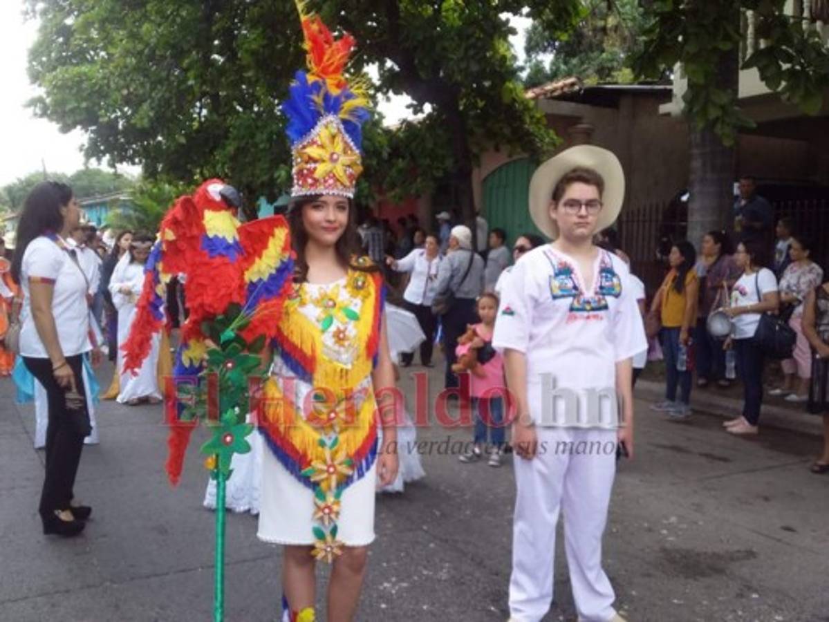 Unos 3,000 estudiantes dan muestras de civismo este domingo en Comayagua. Foto: Juan Díaz / EL HERALDO.