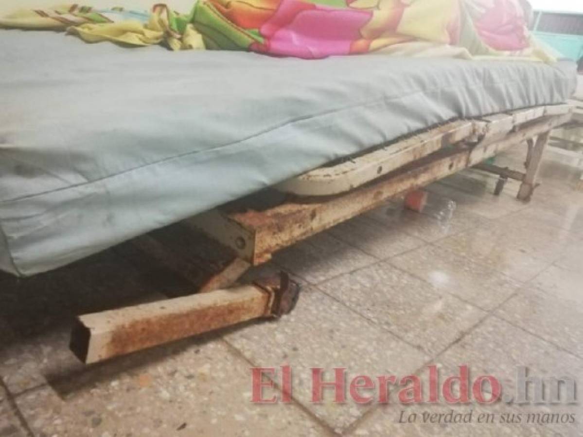 Esta es sólo una muestra de una de las camas en las que duermen las pacientes del hospital, por decirlo de alguna manera. Esta que usted está viendo es de las que en mejores condiciones se encuentra. ¿Qué opina?