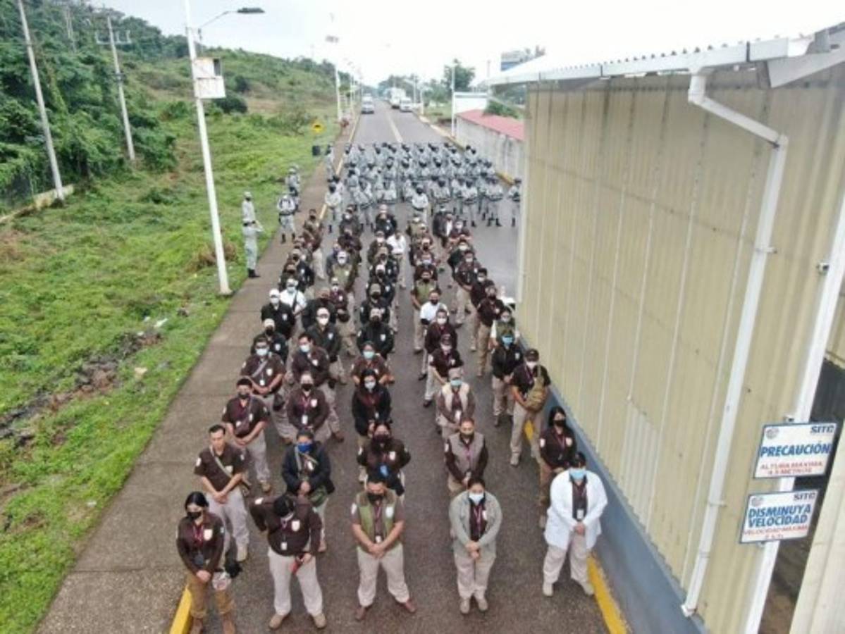 México envía cientos de agentes a la frontera sur para frenar caravana migrante