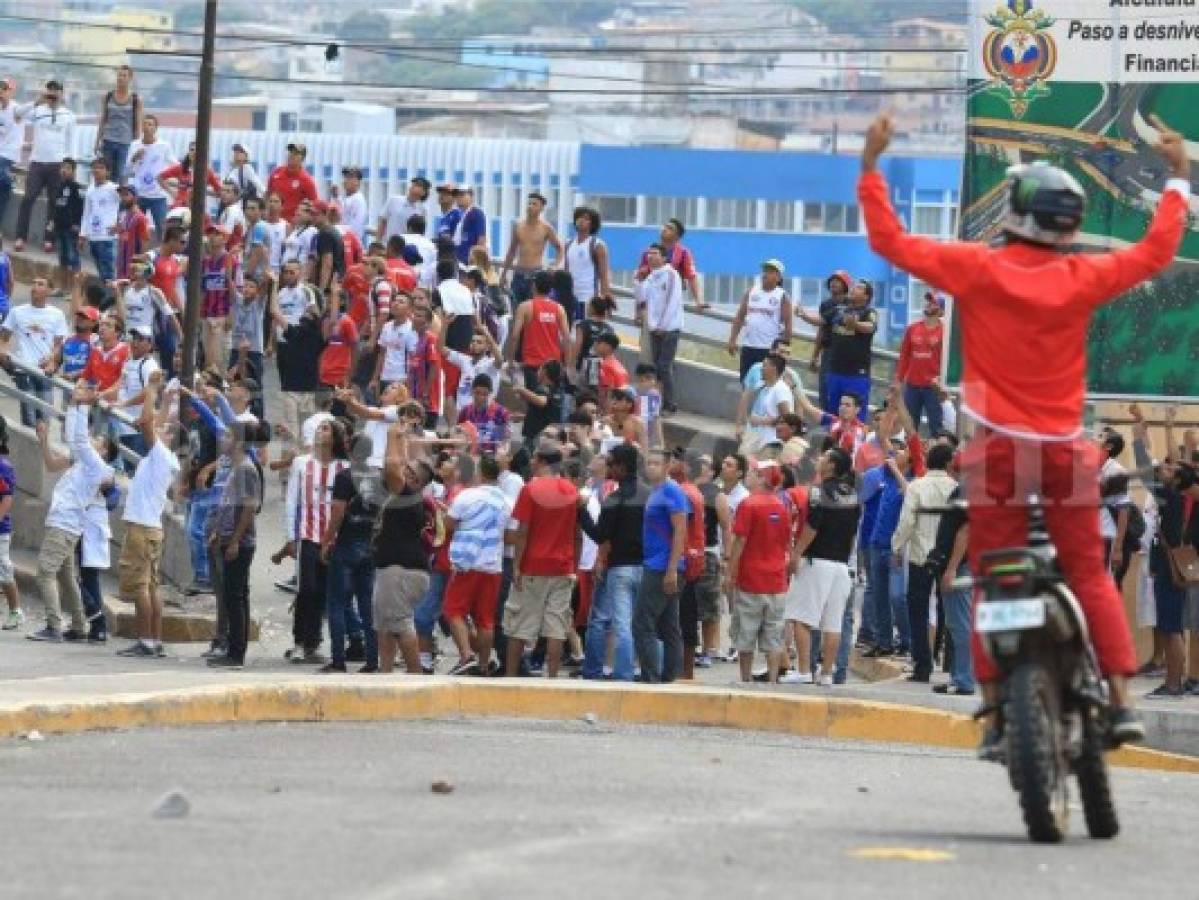 ¡Lamentable! Barras de Motagua y Olimpia se van a los golpes en las afueras del estadio Nacional