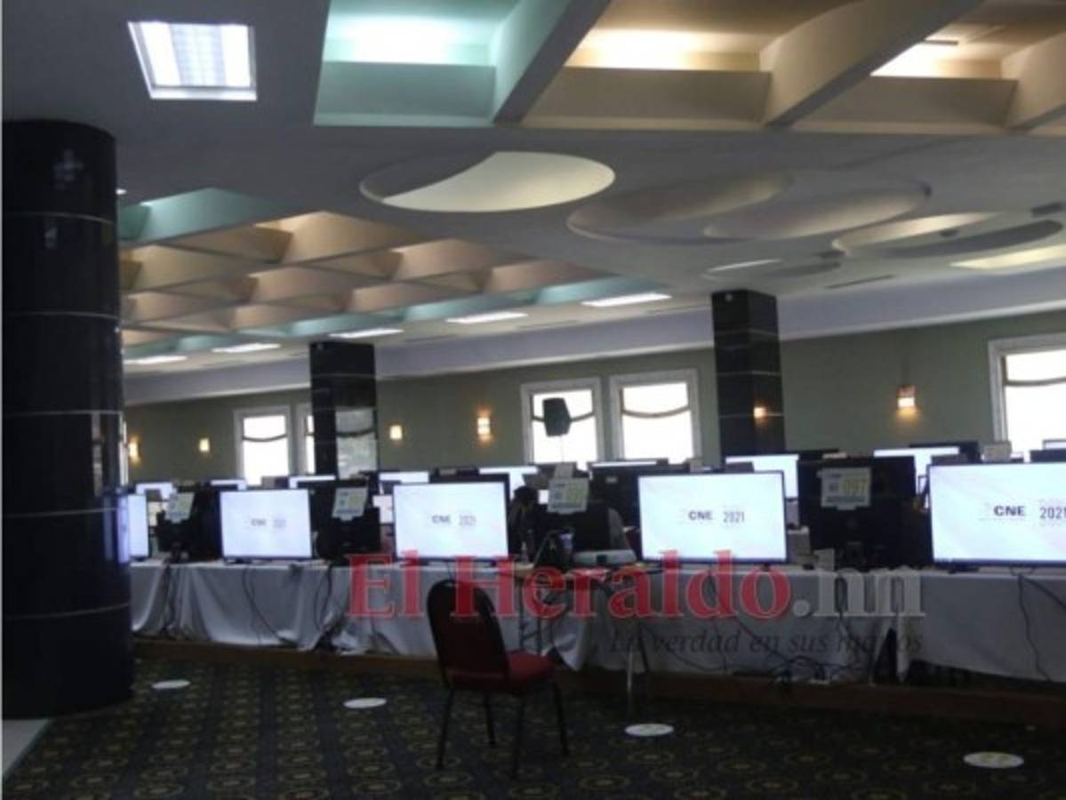 FOTOS: Hermetismo y retrasos en el centro de cómputo del CNE