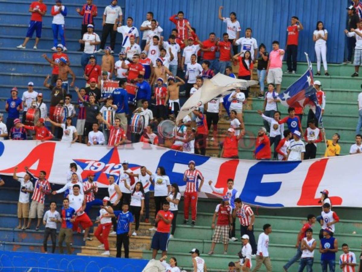 Con emotiva manta, barra del Olimpia apoya a caravana de migrantes hondureños