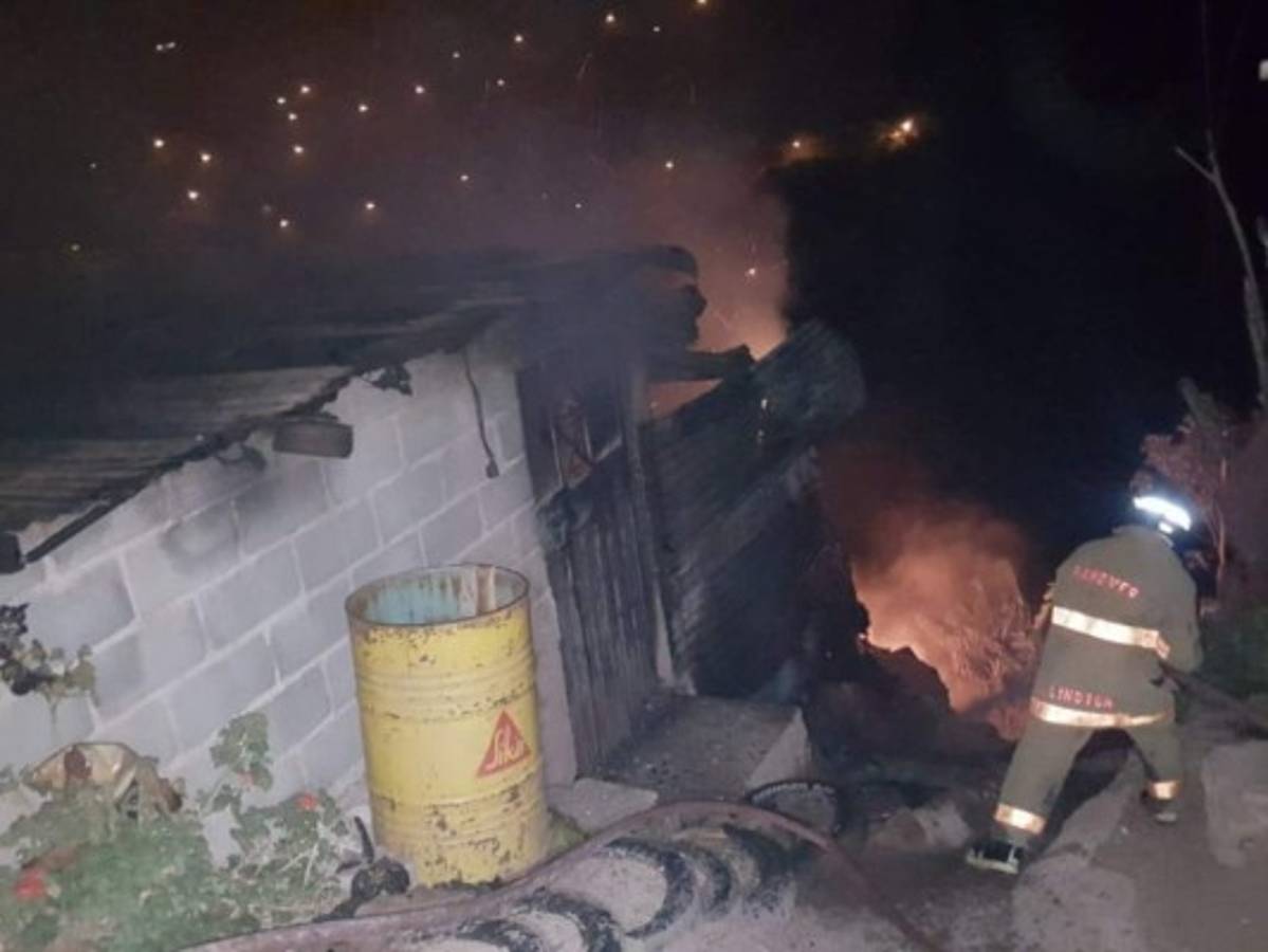 Tres personas mueren carbonizadas tras voraz incendio en una vivienda en la capital