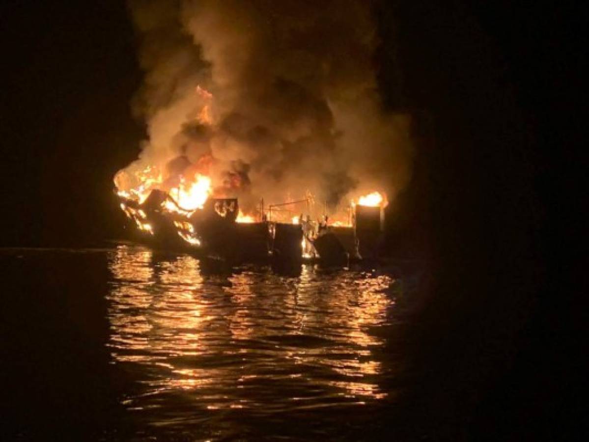 Recuperan cuatro cuerpos de barco incendiado en California