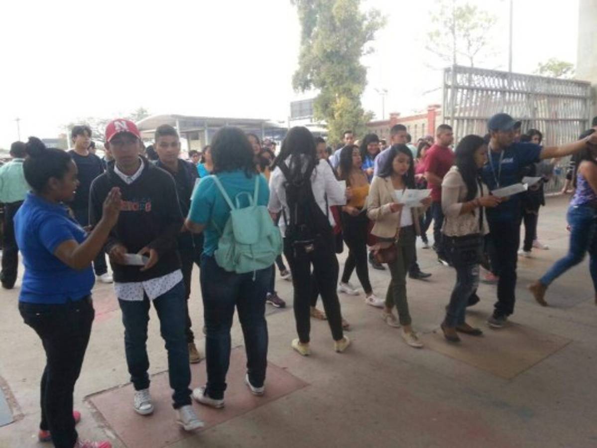 Estudiantes aspiran ingresar a la Universidad Nacional Autónoma de Honduras