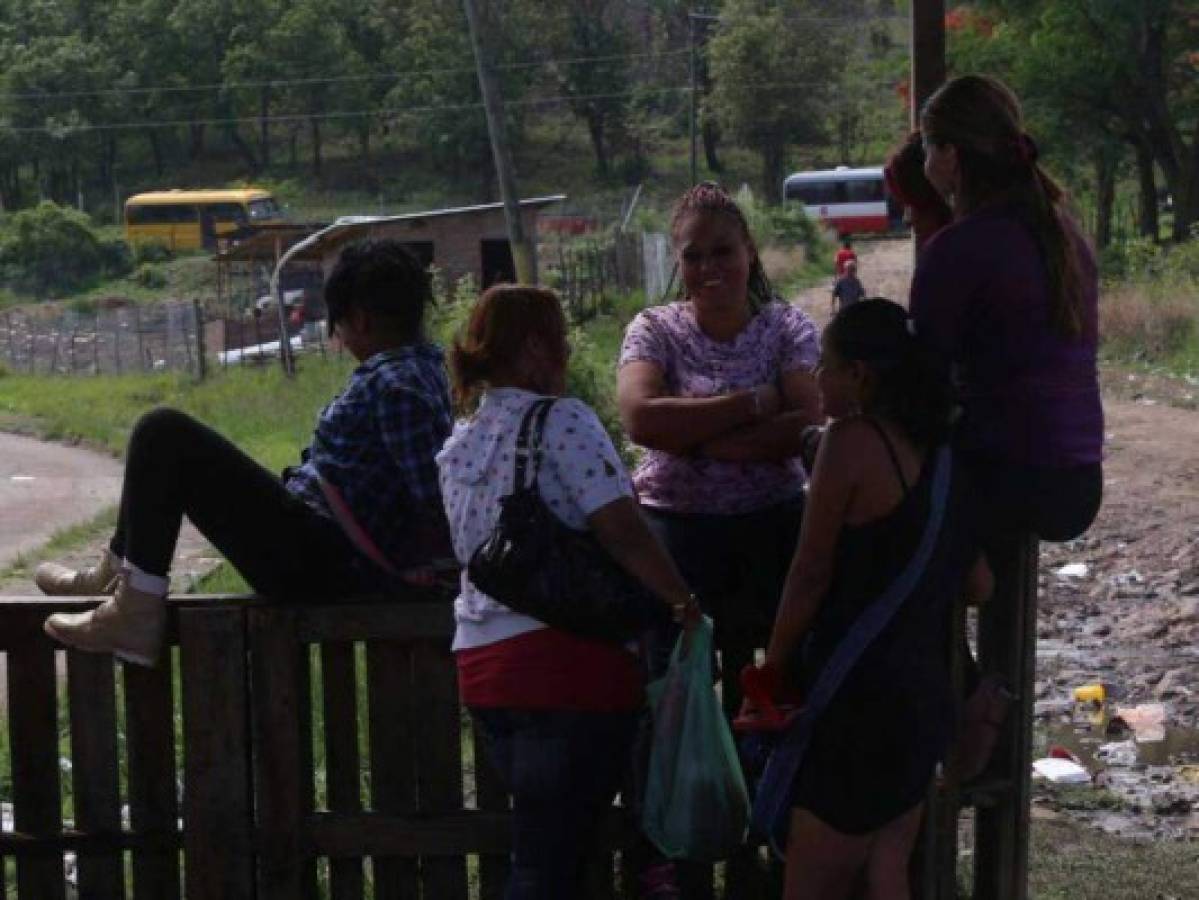 Madres lloran al saber que no podrán ver a sus hijos en la Penitenciaría Nacional en este Día de la Madre