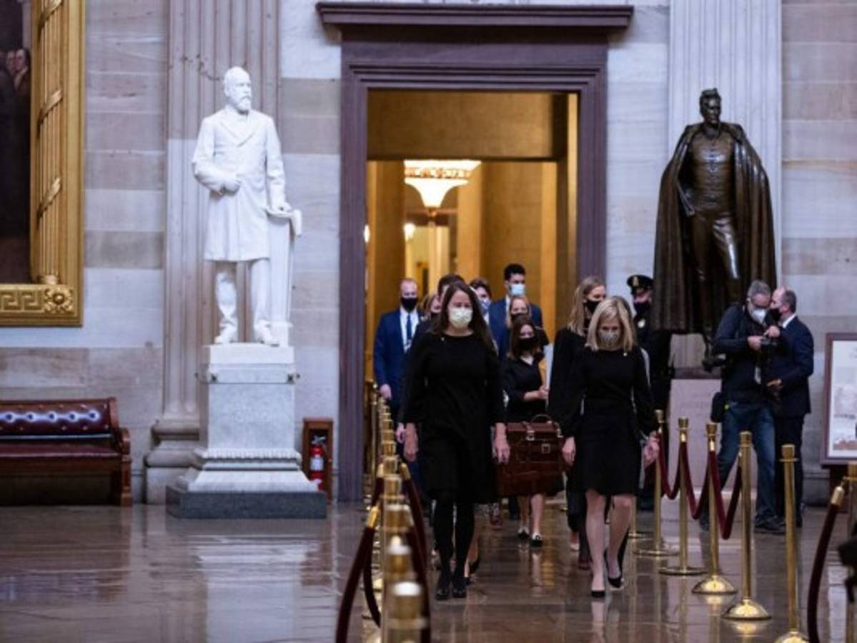 Senado de EEUU vuelve a reunirse para certificar triunfo de Biden tras violencia en Congreso  