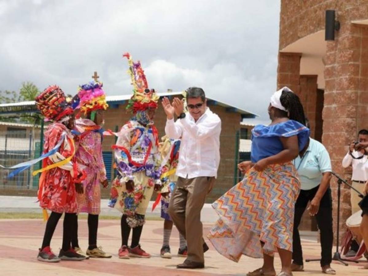 El mandatario bailó al ritmo del grupo Baraüda y Satuye. Foto: Twitter.