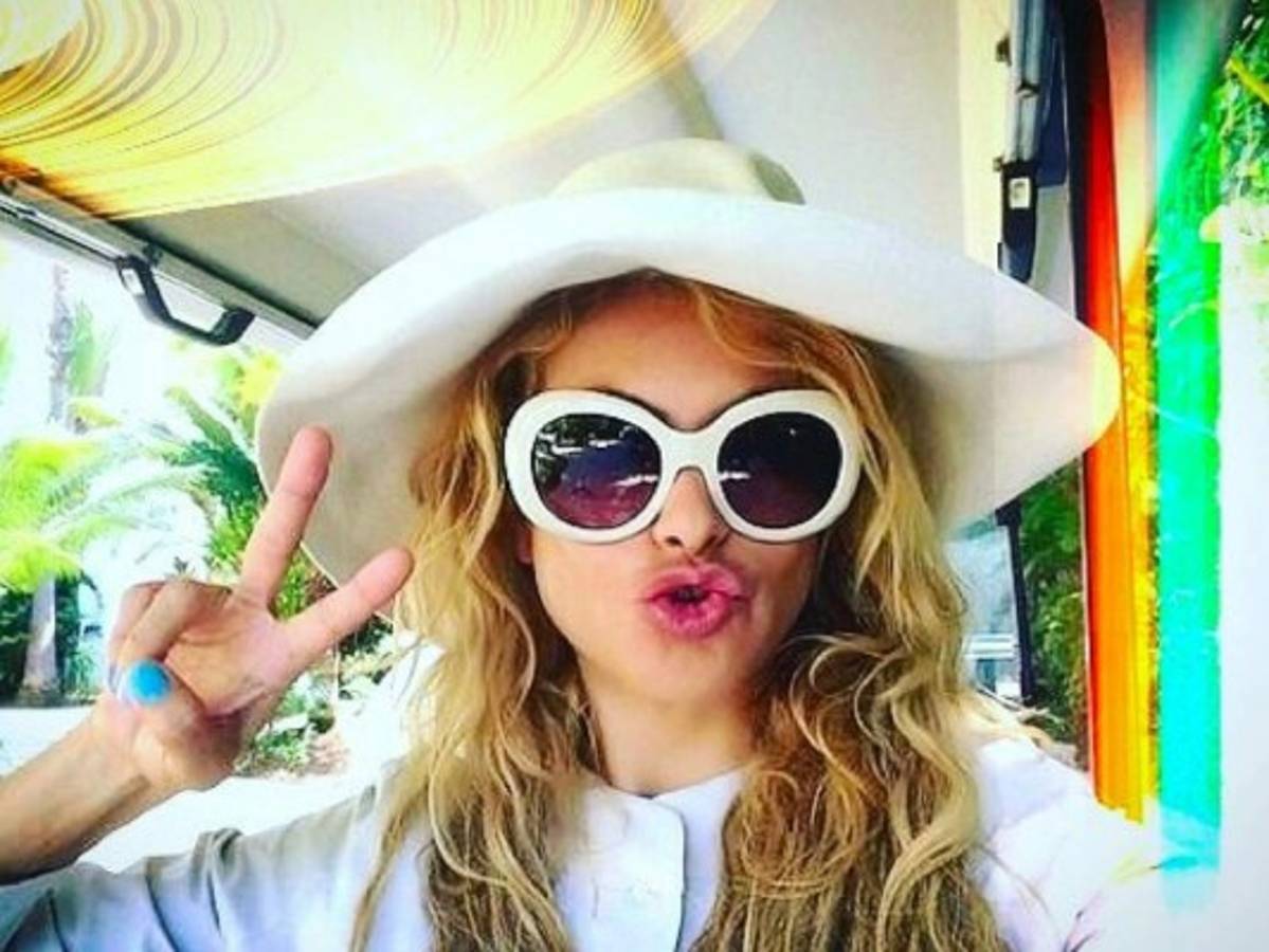 Paulina Rubio impacta con foto sin una gota de maquillaje ¿piel manchada?