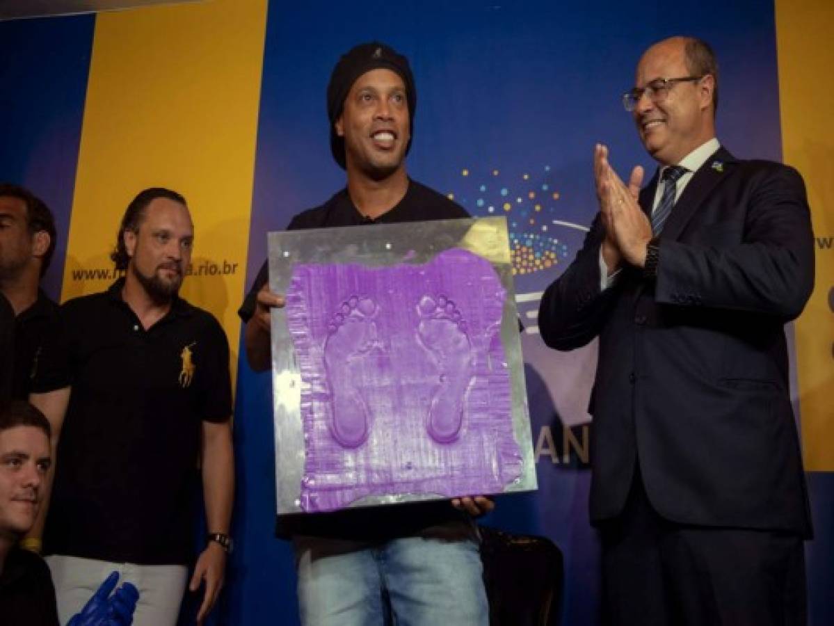 Ronaldinho deja su huella en 'hall de la fama' del Maracaná  