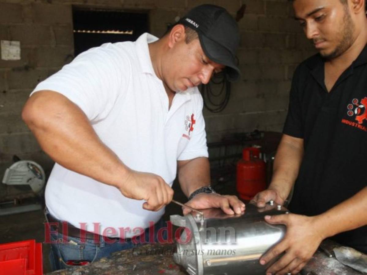 El hondureño que construyó sus propias tostadoras y molinos de café artesanales