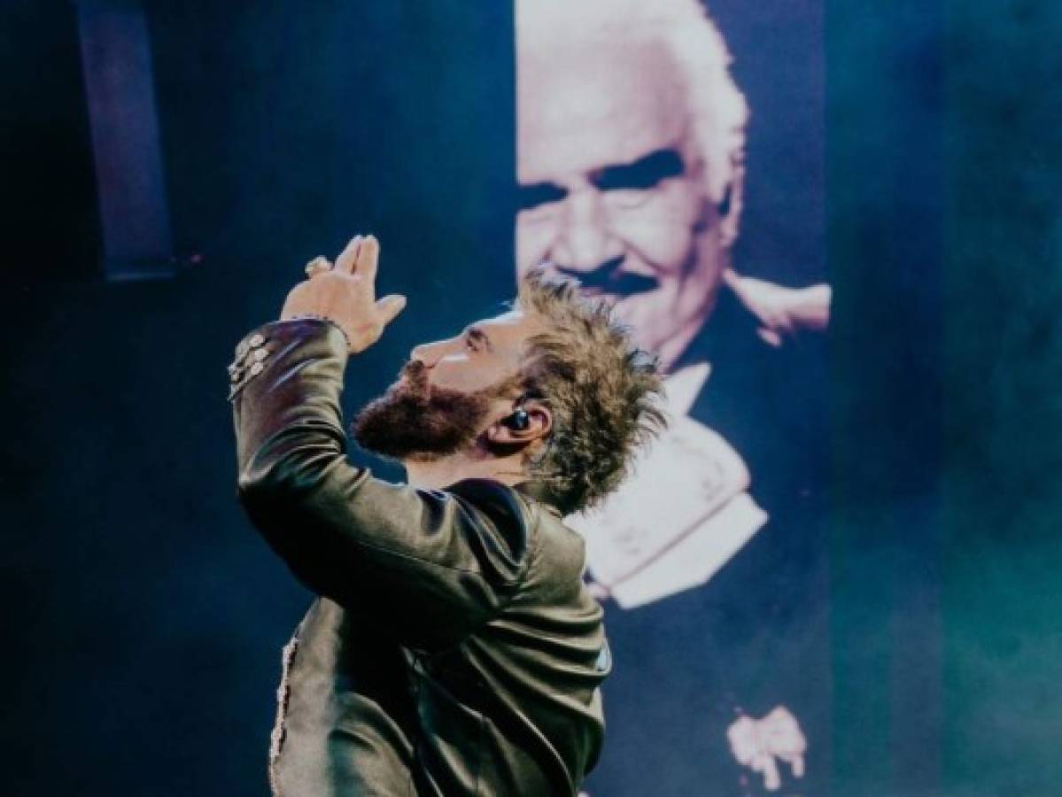 Alejandro Fernández rompe a llorar en primer concierto tras la muerte de su padre