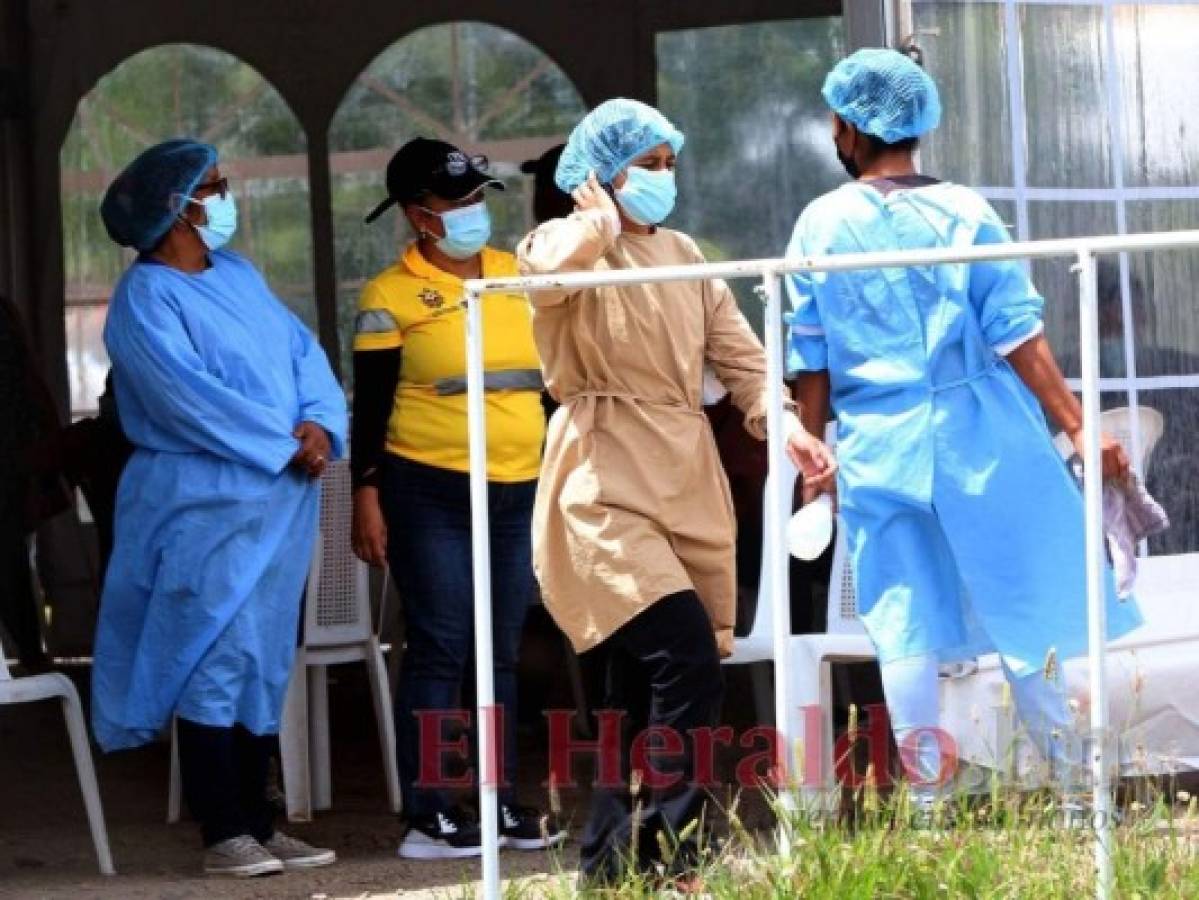 El personal de salud realiza las atenciones médicas bajo las medidas de bioseguridad. Foto: Alex Pérez/El Heraldo