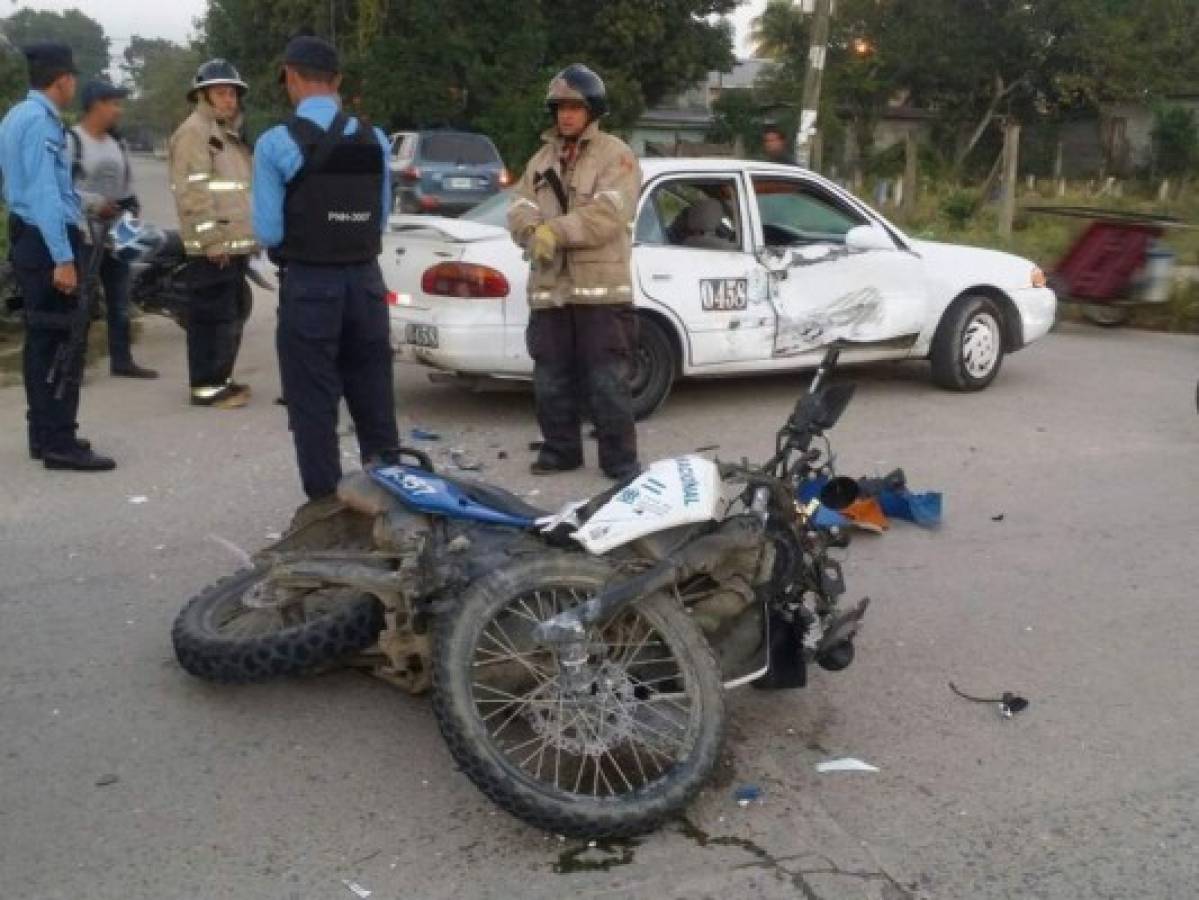 Dos policías resultan heridos tras accidente entre motocicleta y taxi en La Lima, Cortés