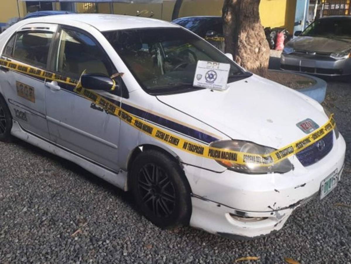 Los delincuentes huyeron en este automotor tras salir del restaurante con el dinero robado.