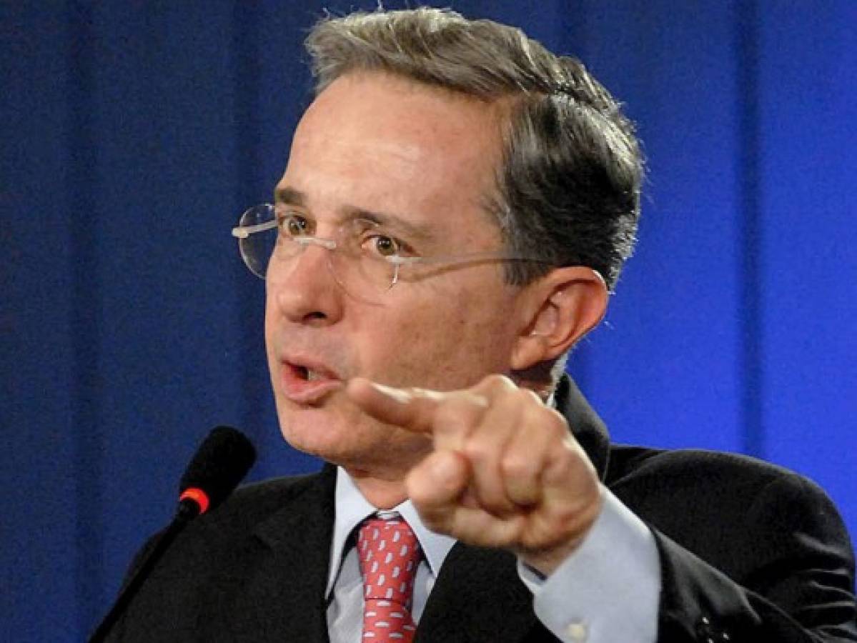 Refuerzan seguridad de expresidente colombiano Uribe ante posible atentado  