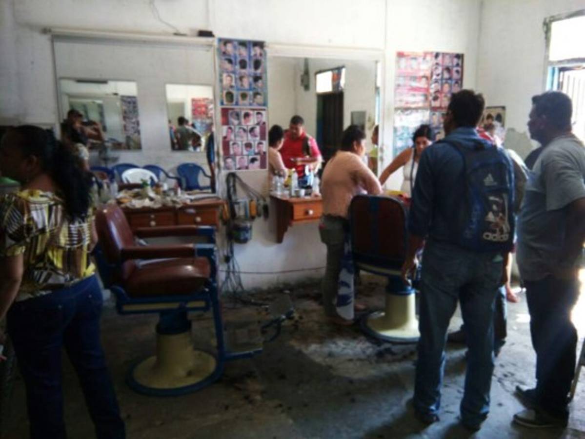 Decapitado encuentran a barbero dentro de su negocio en Tela