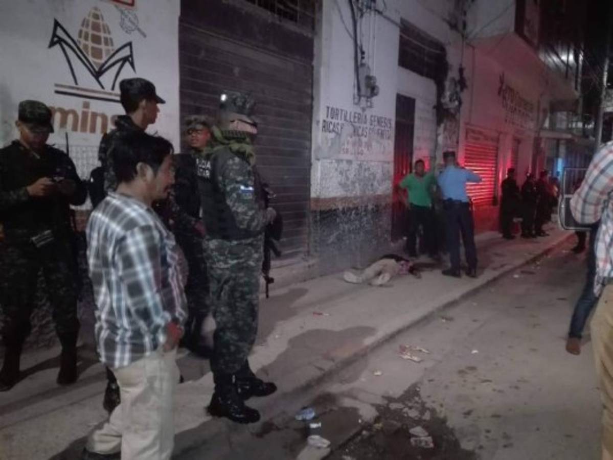 Así se encontraba la escena del crimen en el barrio El Chiverito.