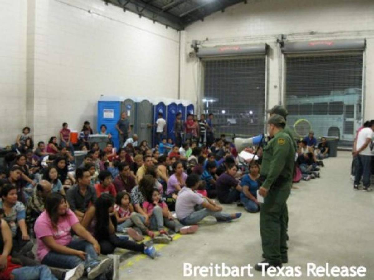 Niños inmigrantes permanecen hacinados en celdas de EUA