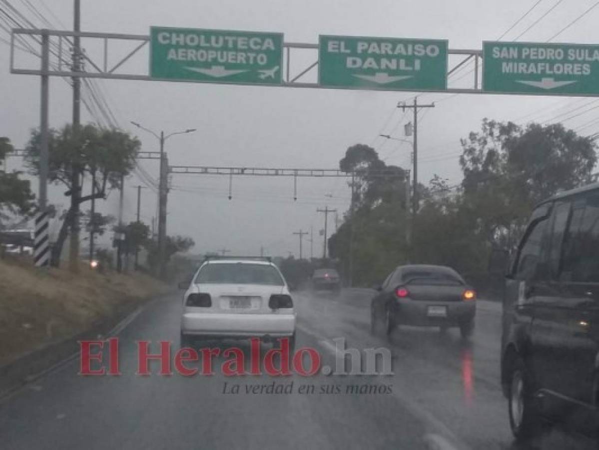 Los órganos de prevención recomiendan no conducir a exceso de velocidad durante las lluvias. Fotos: Alex Pérez / EL HERALDO.
