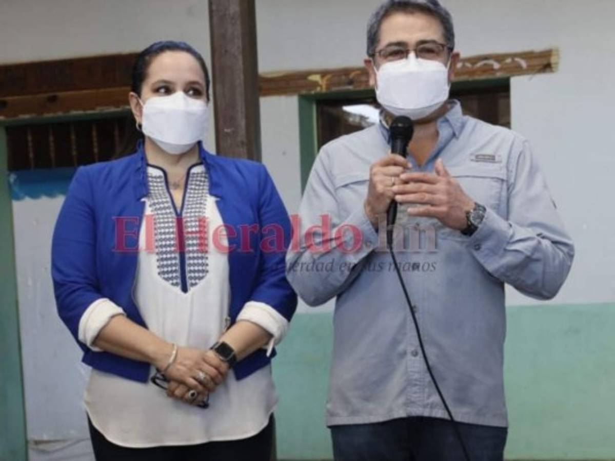 Rodeado de simpatizantes y en total secretividad: Así votó el presidente Hernández en las primarias