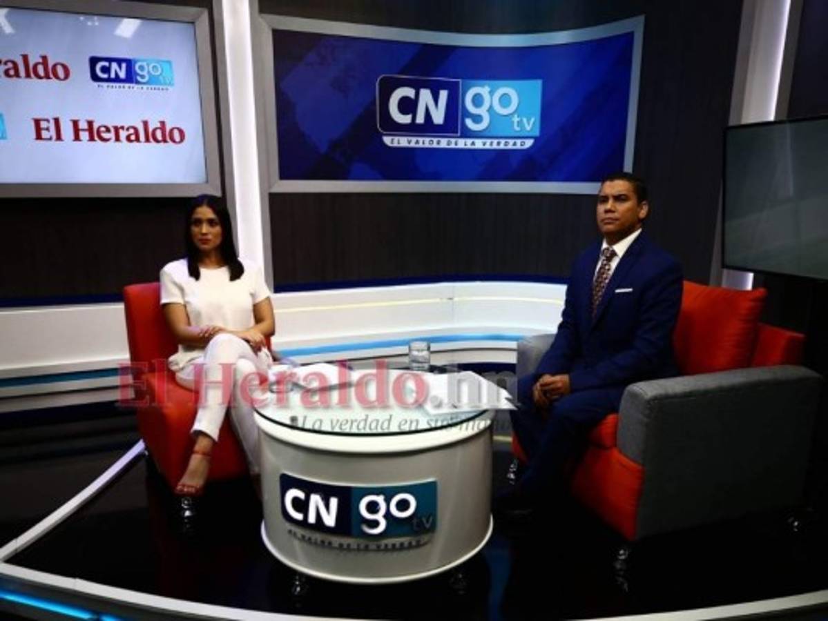 Momento en que la presentadora Andrea Hernández de GO TV y Fernando Maldonado, periodista de EL HERALDO charlaban con el diplomático. Foto: Johny Magallanes/ EL HERALDO.