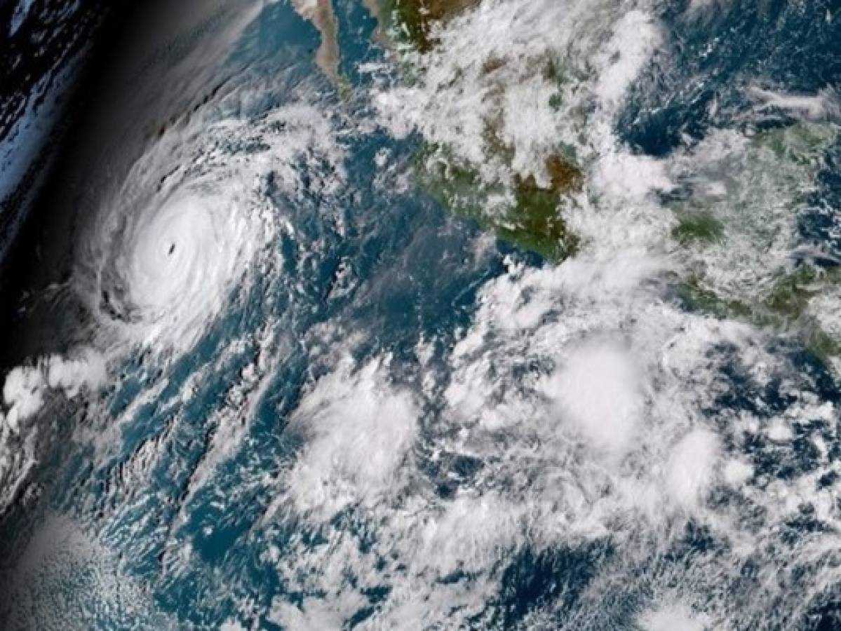 Huracán Rosa sigue debilitándose en Pacífico al acercarse a México