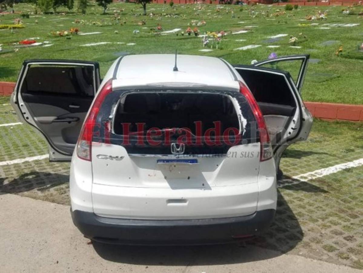 Los cuerpos de las víctimas quedaron dentro del vehículo en el que llegaban para darle sepultura al joven.