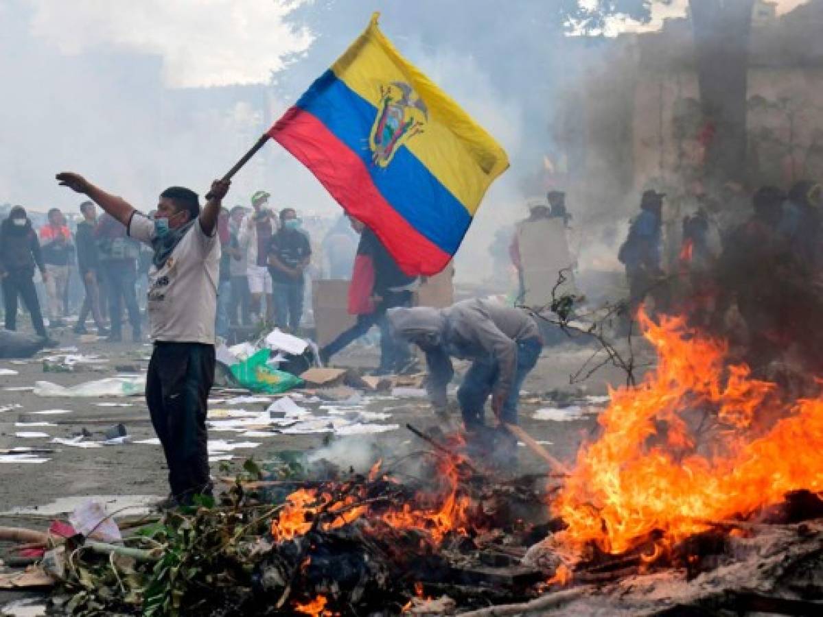 Presidente de Ecuador hace concesiones en paquete económico, tras violentas protestas