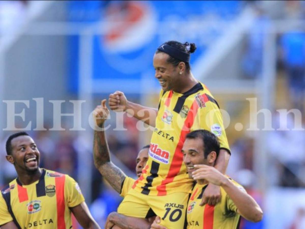 ¿Por qué Ronaldinho jugó con camisas grandes en Honduras?