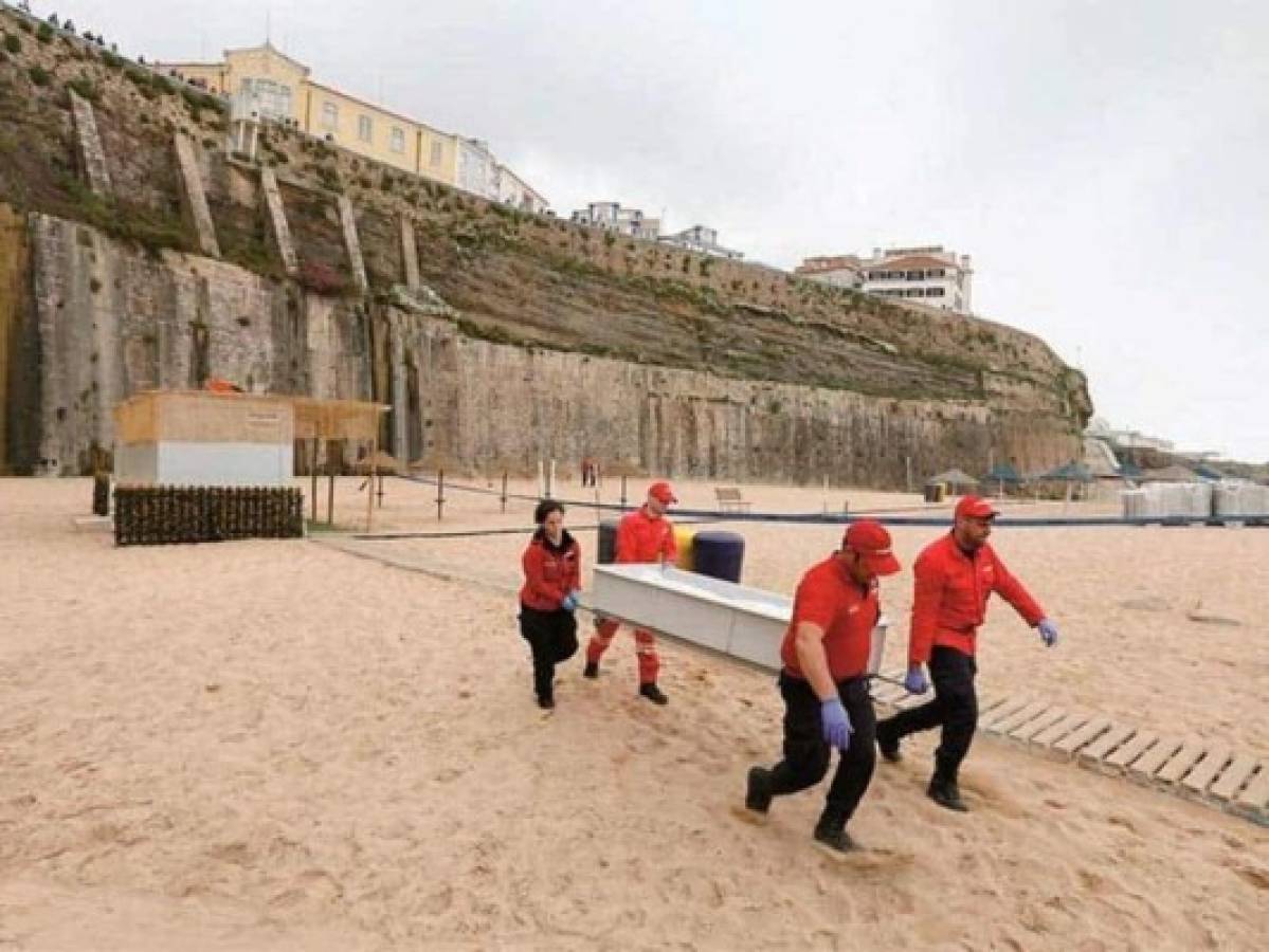 Mueren dos turistas que se tomaban selfis en muro de playa en Portugal  