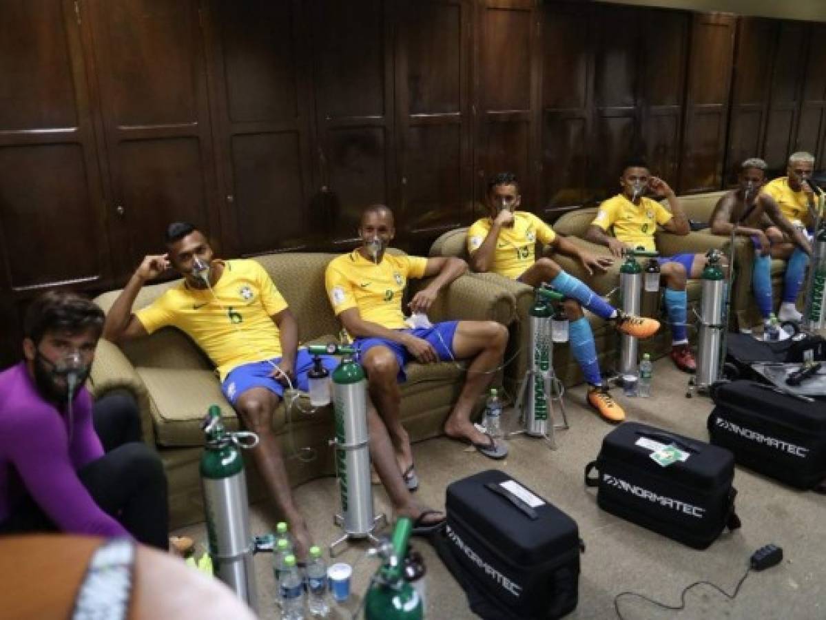 La foto de los jugadores de Brasil con oxígeno tras el juego ante Bolivia que se volvió viral