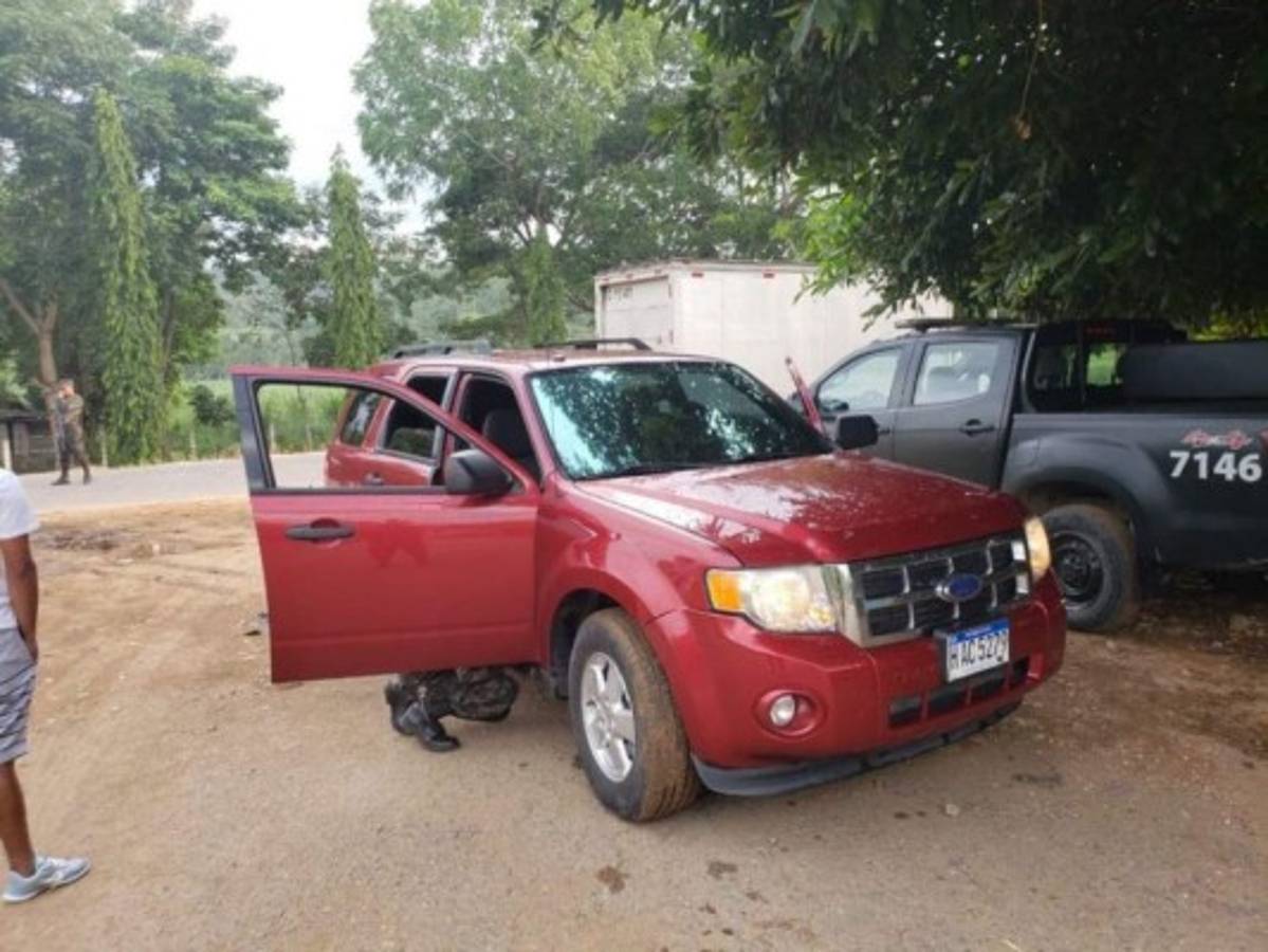 Las autoridades se llevaron la sorpesa al revisar el vehículo y encontrar los rollos de dinero dentro del aparato musical.