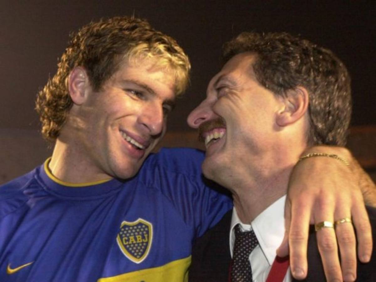 Argentinian President Mauricio Macri (C) waves next to his running mate Miguel Angel Pichetto (L) and First Lady Juliana Awada during a campaign rally near the Obelisk, in Buenos Aires, on October 19, 2019. - Macri will seek a second term on next October 27 presidential election. (Photo by ALEJANDRO PAGNI / AFP)