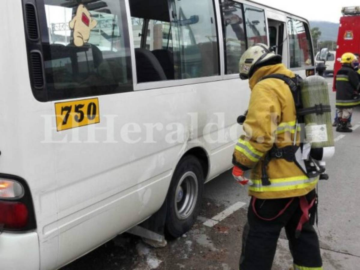 Un autobús toma fuego en el bulevar Suyapa de Tegucigalpa