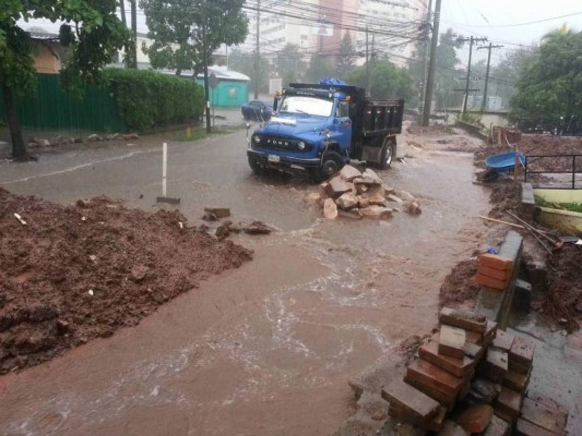 Un muerto y daños en 15 colonias deja tormenta en la capital