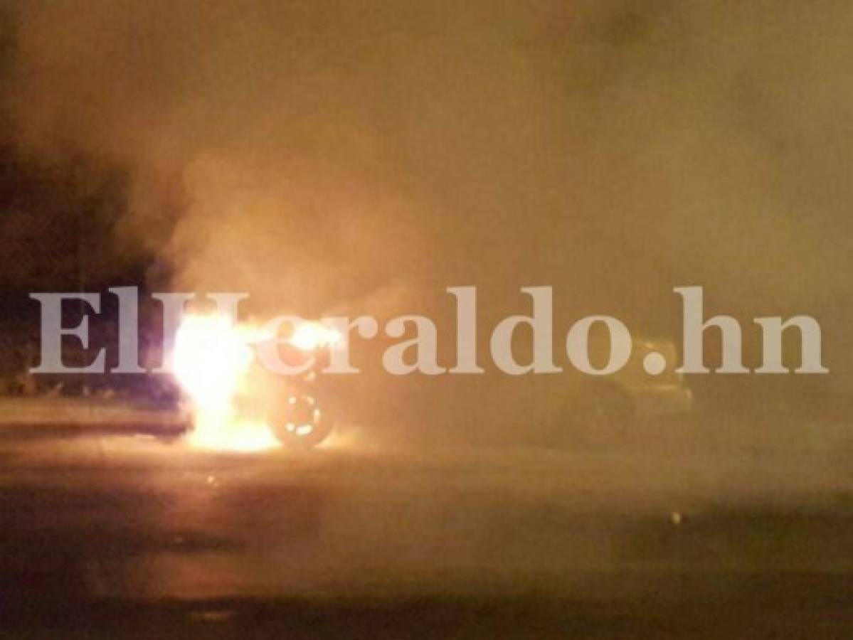 Honduras: Vehículo es presa de las llamas en bulevar Fuerzas Armadas