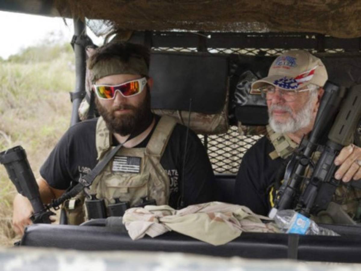 Civiles y vaqueros de Estados Unidos van armados con rifles a proteger la frontera de caravanas migrantes