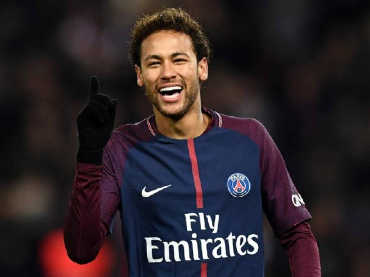 La estrella brasileña del PSG Neymar aterriza en París