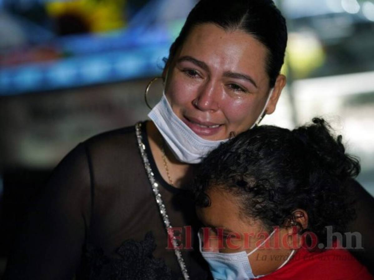 '¡Esa es mi hija!': migrante hondureña logra reunirse con su hija al verla por TV en la frontera 