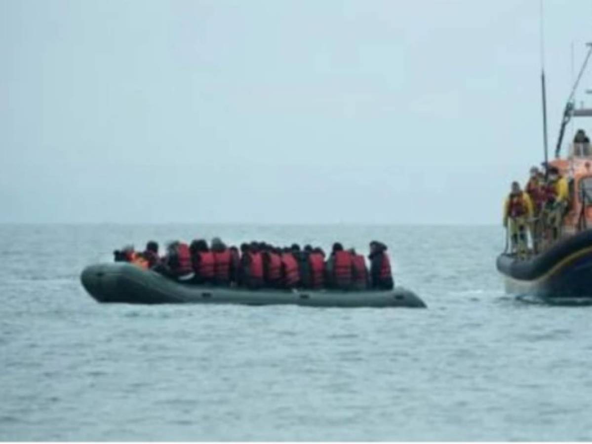 Al menos 27 migrantes mueren en el peor naufragio en años en el canal de la Mancha