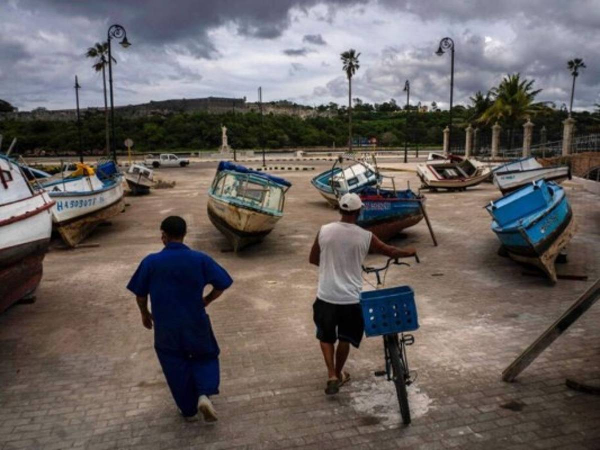 Florida se prepara para el impacto de la tormenta tropical Elsa