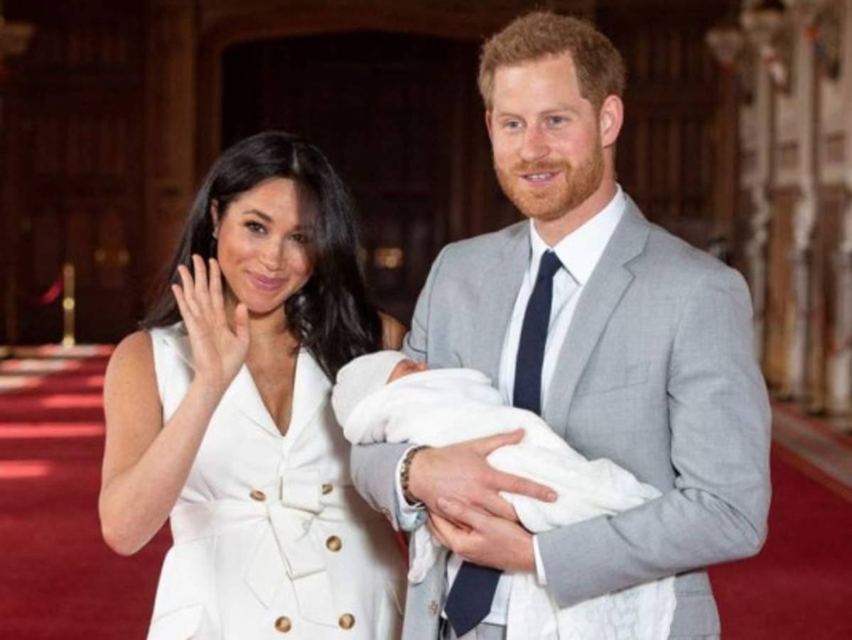 Despiden a periodista de la BBC que comparó a bebé de Meghan y Harry con un chimpancé