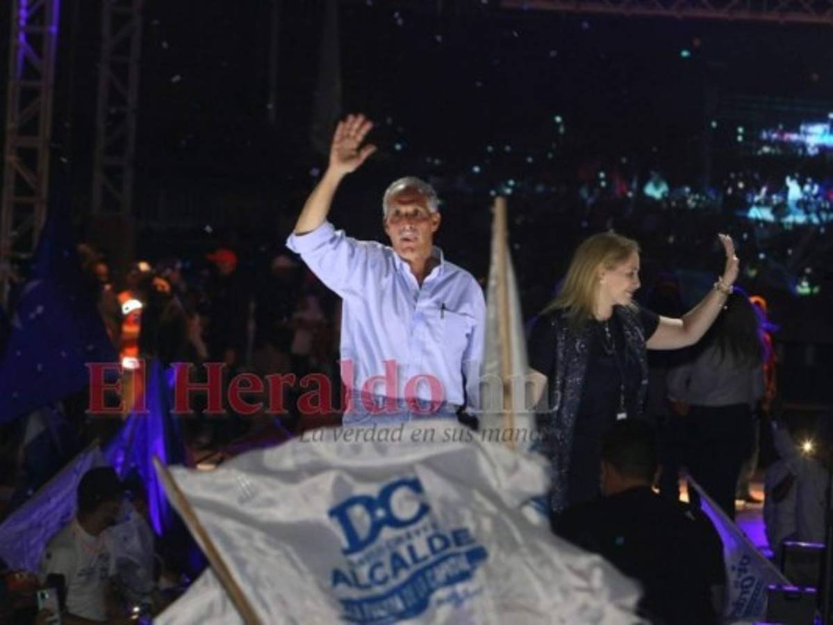 Con fuegos artificiales y masiva participación: 'Papi a la orden' cierra su campaña en la capital