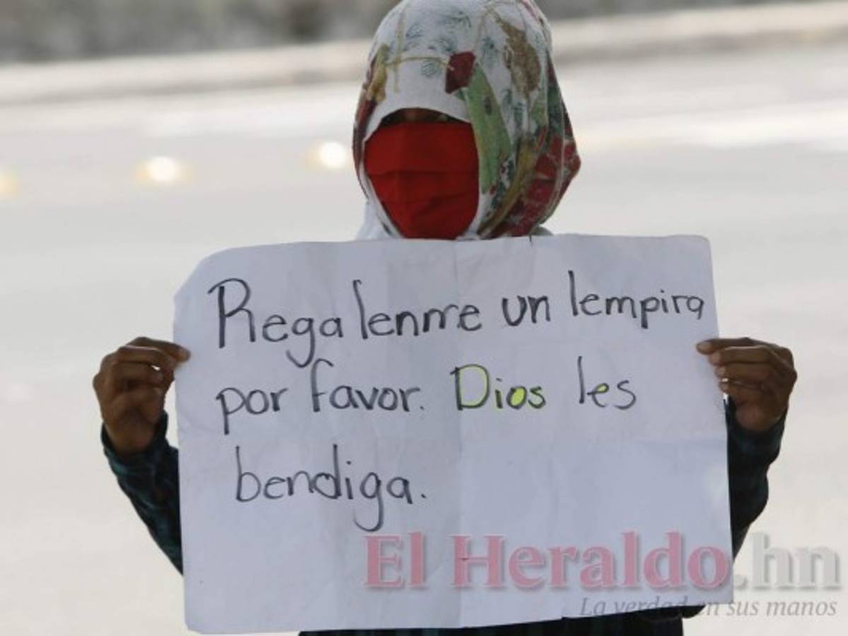 'No queda de otra que salir a pedir': pide para comer y pagar casa